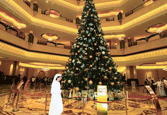 شجرة الكريسماس في أبو ظبي فقط بـ ١١ مليون دولار شاهد وتحسر وطن الدبور