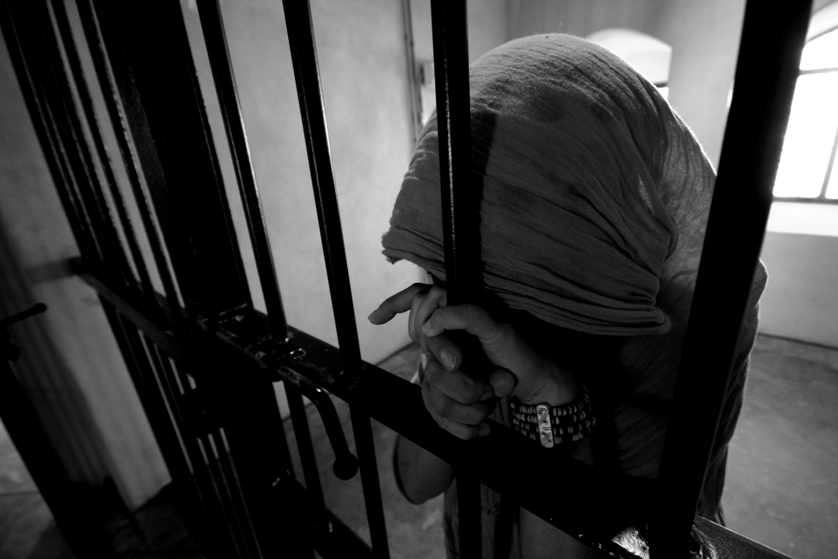 سجينة سبعينية في الكويت ترسل رسالة إستغاثة مؤثرة من سجنها (فيديو) | وطن  الدبور